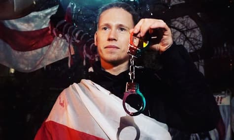 В Киеве белорус более семи часов простоял на коленях в наручниках под посольством, чтобы привлечь внимание Зеленского