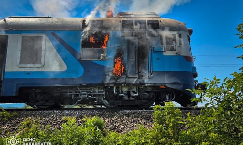 На Закарпатті під час руху загорівся приміський поїзд — пасажирів евакуювали