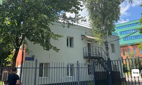 Наслідки російської атаки у Шевченківському районі Києва, де постраждала підстанція екстреної медичної допомоги