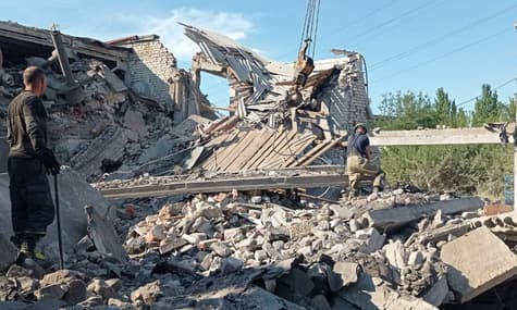 У Бахмуті розбирають завали будівлі залізниці: одна людина загинула