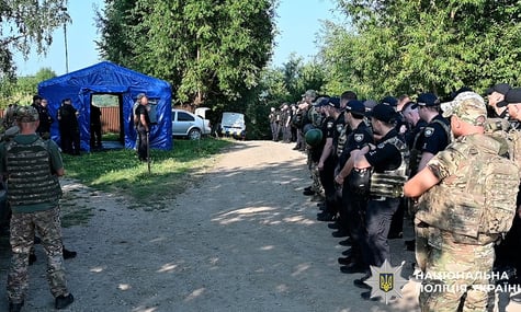 На Буковині затримали чоловіка, який стріляв у поліціянтів та 11 днів переховувався в лісі