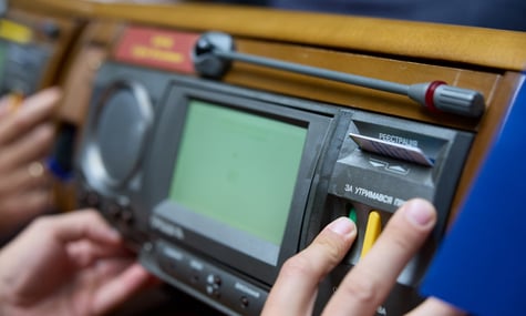 Рада схвалила вшанування депутатів-засновників державної Незалежності. Що дає цей статус?