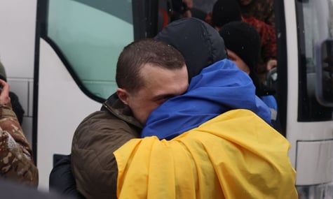 Обмін полоненими: із російської неволі повернулися 157 українців — Зеленський
