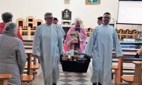 У Польщі католицькі священики спалили книги про Гаррі Поттера, бо суперечать християнському вченню