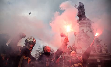  В Париже между демонстрантами и полицейскими произошли столкновения: последние применили сльозоггиний газ