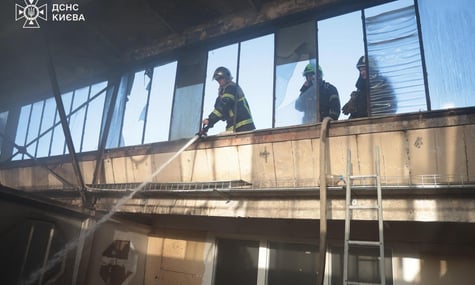 Окупанти зранку атакували Київ. Уламки впали на офісну будівлю — Кличко (ДОПОВНЕНО)