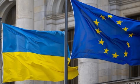 Прапори України та ЄС