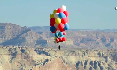 Ілюзіоніст Девід Блейн + 52 повітряні кульки = перший за 10 років крутий трюк (як у мультфільмі «Вгору»!)