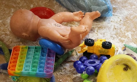 Іграшки дітей, які, попередньо, померли внаслідок отруєння чадним газом у Миколаєві Іграшки дітей, які, попередньо, померли внаслідок отруєння чадним газом у Миколаєві