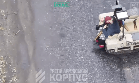 Накрили НРК ковдрою та лишили напис «бабусю, сідай». На Лиманщині евакуювали 77-річну жінку, що йшла дорогою, яку обстрілювали