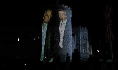 Під час візиту Трампа до Великої Британії протестувальники підсвітили зображенням Епштейна Віндзорський замок