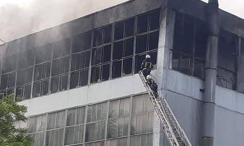 У Запоріжжі горіла взуттєва фабрика — її гасили 40 вогнеборців