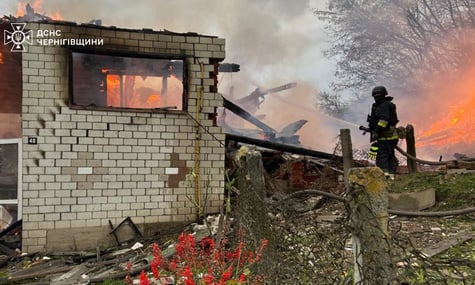 Рятувальники ліквідують наслідки російського удару по Новгород-Сіверському 21 жовтня Рятувальники ліквідують наслідки російського удару по Новгород-Сіверському 21 жовтня