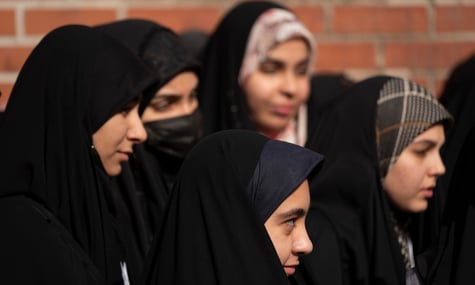 В ООН закликали Іран не страчувати жінку, яку видали заміж у 12 років. Чоловік, якого вона нібито вбила, бив її сина