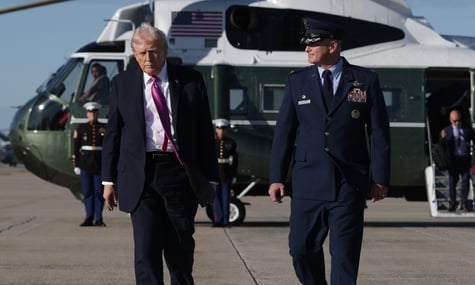 Після відкриття «підозрілої посилки» з порошком на авіабазі у США, де стоїть літак Трампа, захворіли кілька людей