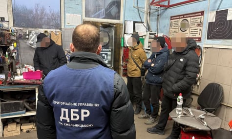 ДБР виявило, що на Київщині військові замість служби працювали на СТО. Підозрюють посадовців військової частини