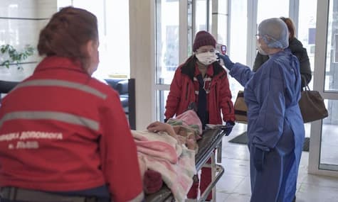 Рада застраховала жизнь и здоровье медиков, приравняв их к военнослужащим