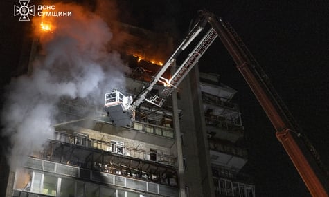 Рятувальники працюють на місці російських обстрілів у Сумах