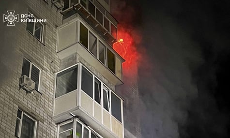 На Київщині росіяни поцілили по багатоповерхівці: одна людина загинула, є постраждалі (ДОПОВНЕНО)