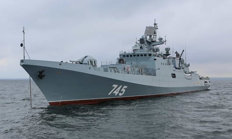 «Адмирал Григорович» попереду з танкерами, а британський корабель позаду. рф нехтує погрози Стармера щодо «тіньового флоту» — Telegraph