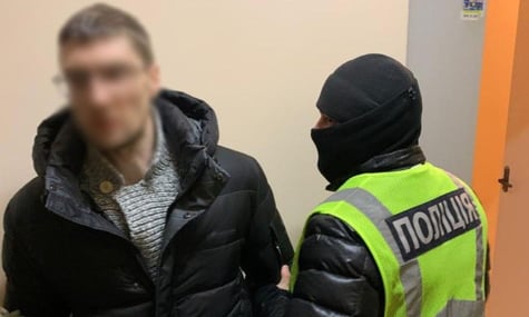 У Києві чоловік зламав потилицю водієві евакуатора, який завантажив його авто, і лишив потерпілого непритомним на узбіччі