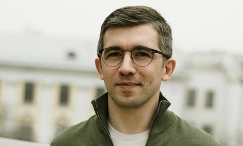 Провини не визнає. Український консул відвідав директора CEO Club Ukraine, якого підозрюють у викраденні 171 велосипеда