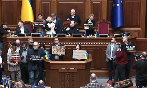 Депутати знову заблокували трибуну Верховної Ради, закликаючи до відставки уряду