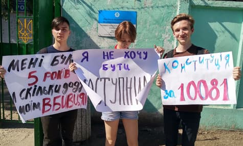 На Донеччині підлітки влаштували акцію за свободу зібрань: поліція перешкоджала її проведенню