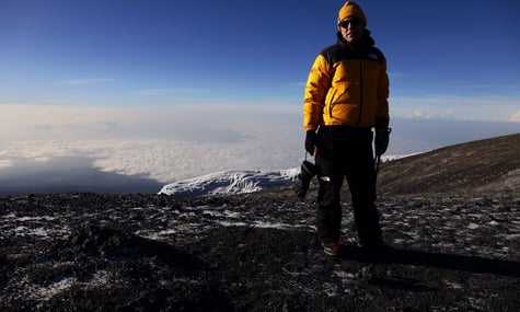 Український підприємець розгорнув прапор України на вершині Кіліманджаро. Це національний рекорд