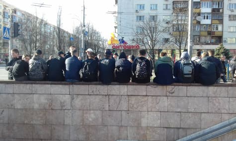 Возле Центризбиркома дежурят молодые люди из организации Poton