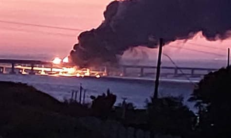 На Кримському мосту — пожежа. Рух транспорту призупинили
