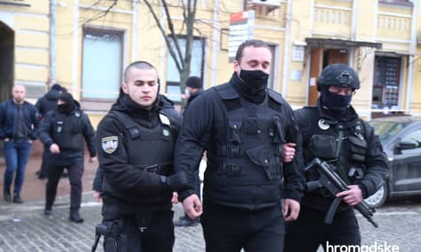 Трем людям сообщили о подозрении из-за стрельбы и драки в центре Киева. Изъяли оружие и газовые баллончики
