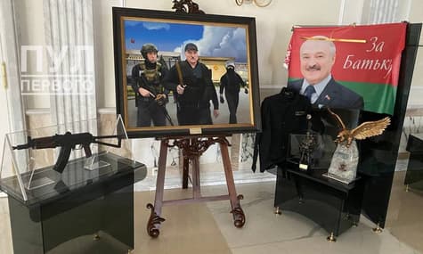 У резиденції Лукашенка виставили на показ автомат, яким він «лякав» білорусів під час мітингів