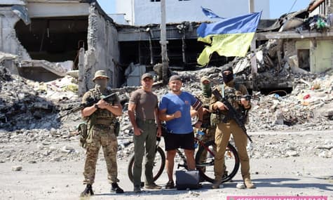 Житель Харьковской области проехал на велосипеде через всю Украину, чтобы собрать на дрон для ВСУ