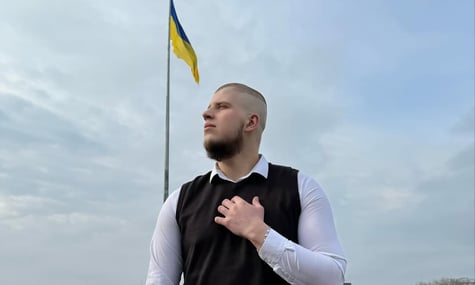 Засновник благодійного фонду заспівав російською про «святу Русь», висміявши блогерку Мандзюк. Фонд засудив його