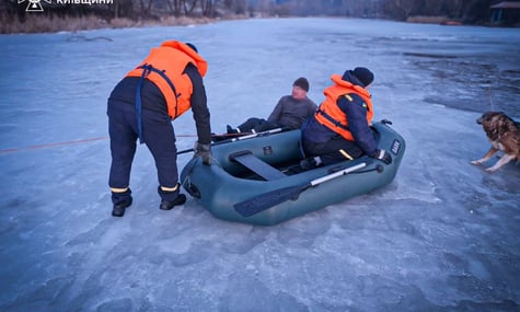 Чоловік ледь не загинув, рятуючи свого собаку, що провалився під лід. Обох врятували надзвичайники