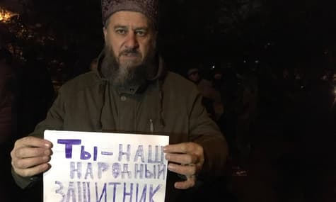 У будівлі суду анексованого Сімферополя судять адвоката Курбедінова. Під нею влаштували флешмоб підтримки