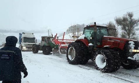Негода в Україні: у заторах стоять майже 100 автівок, залучені