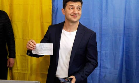 Зеленский показал журналистам свой бюллетень: это незаконно