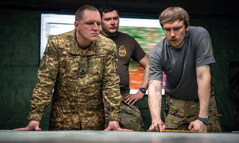Редіс і Тавр заступилися за командувача НГУ після повідомлень про обшуки в нього: Той, хто ходить в окопи, не є казнокрадом