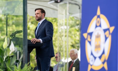 Венс просив армію змінити рівень води в річці, де він катався на човні під час відпочинку — Guardian