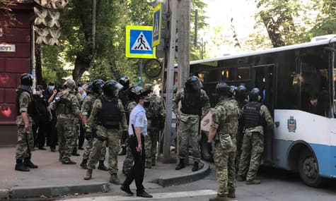 В окупованому Криму затримали 40 людей. Вони хотіли дізнатися, де їхні родичі й кримські татари, викрадені силовиками