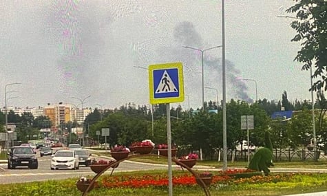 В российской Елабуге виден дым на фоне атаки дронов. Там расположен завод «шахедов» — росСМИ
