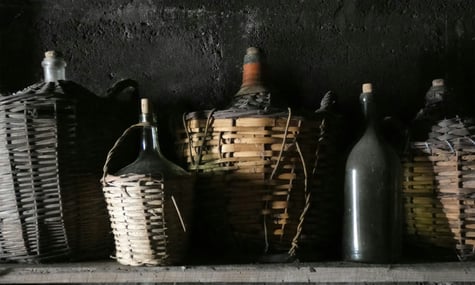 У Франції пенсіонер на три дні застряг в ущелині, «виживаючи» на пляшках з вином