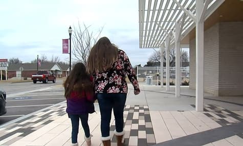 8-летнюю девочку исключили из школы, потому что она призналась в любви ученице. Там запрещена «сексуальная аморальность»
