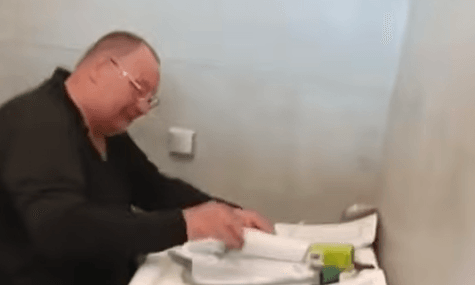 В Угорщині опублікували відео з українським ексгенералом у туалеті як новий «доказ» у справі «Ощадбанку». Адвокат каже, що відео старе