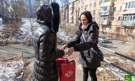 Вдовам загиблих окупантів у Владивостоці подарували м'ясні продукти