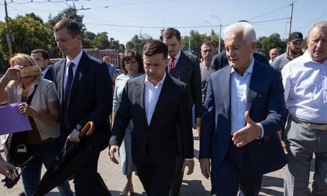 Зеленский уловил запрос общества на «сильную руку» и поэтому «поучает чиновников» как Лукашенко — политолог
