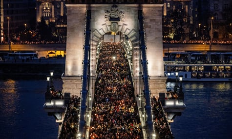 В Угорщині десятки тисяч людей протестували проти Орбана після скандалу зі знущаннями з дітей у державних закладах