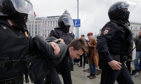 Раніше за протести в РФ давали адміністративні арешти, але тепер можна отримати до 7 років тюрми — правозахисник